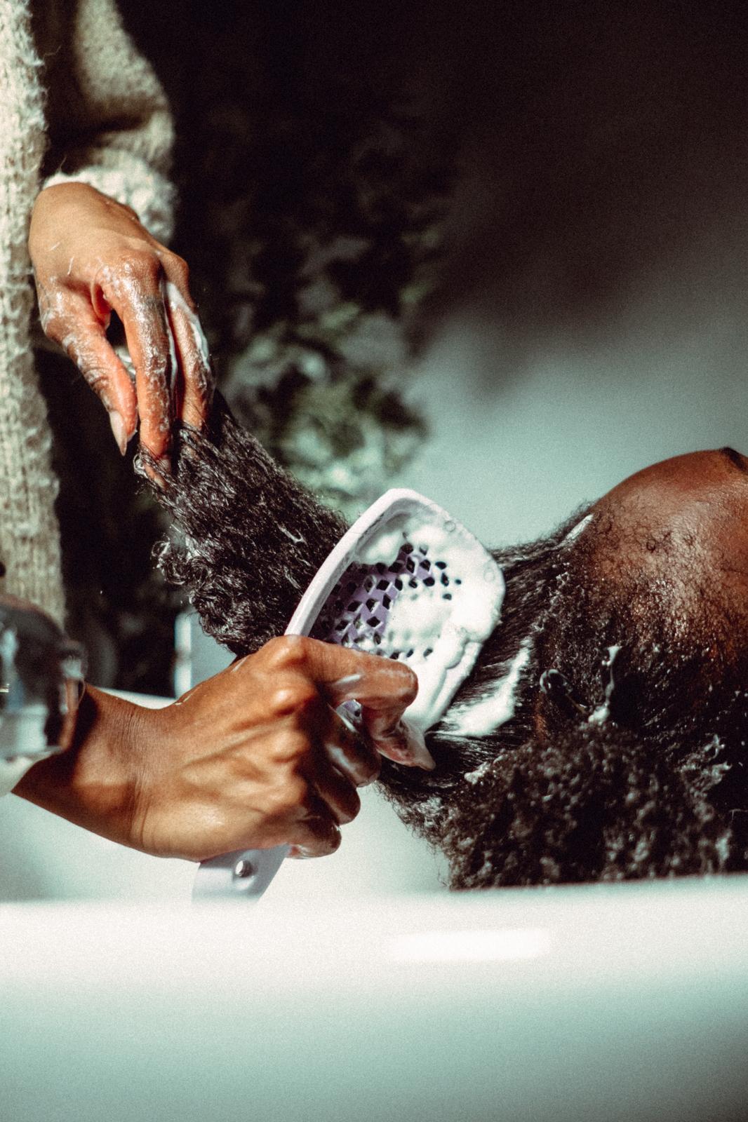 Praxistraining am Waschbecken: Haare werden gewaschen und gebürstet