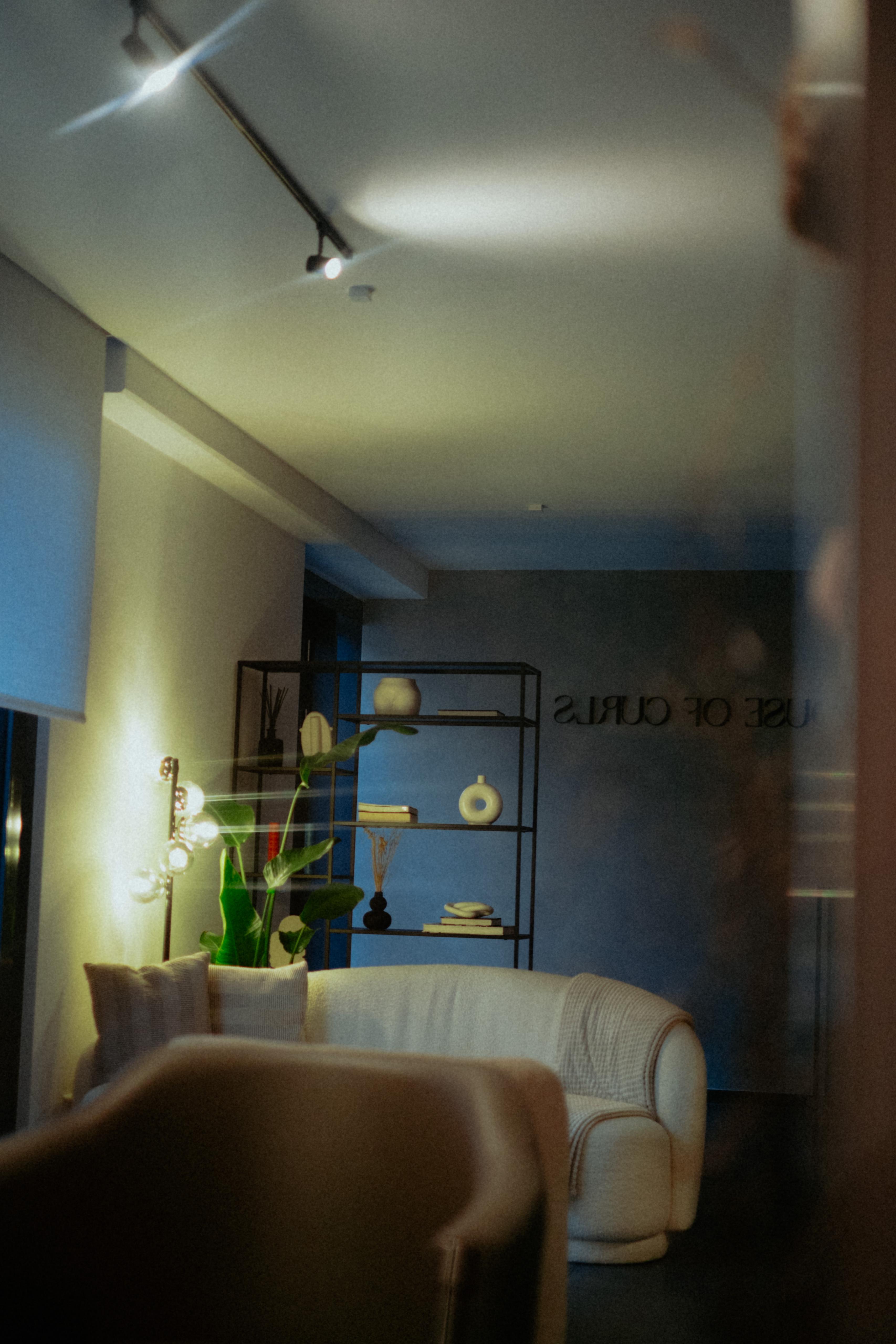 Salon House of Curls mit Sofa und Bogen