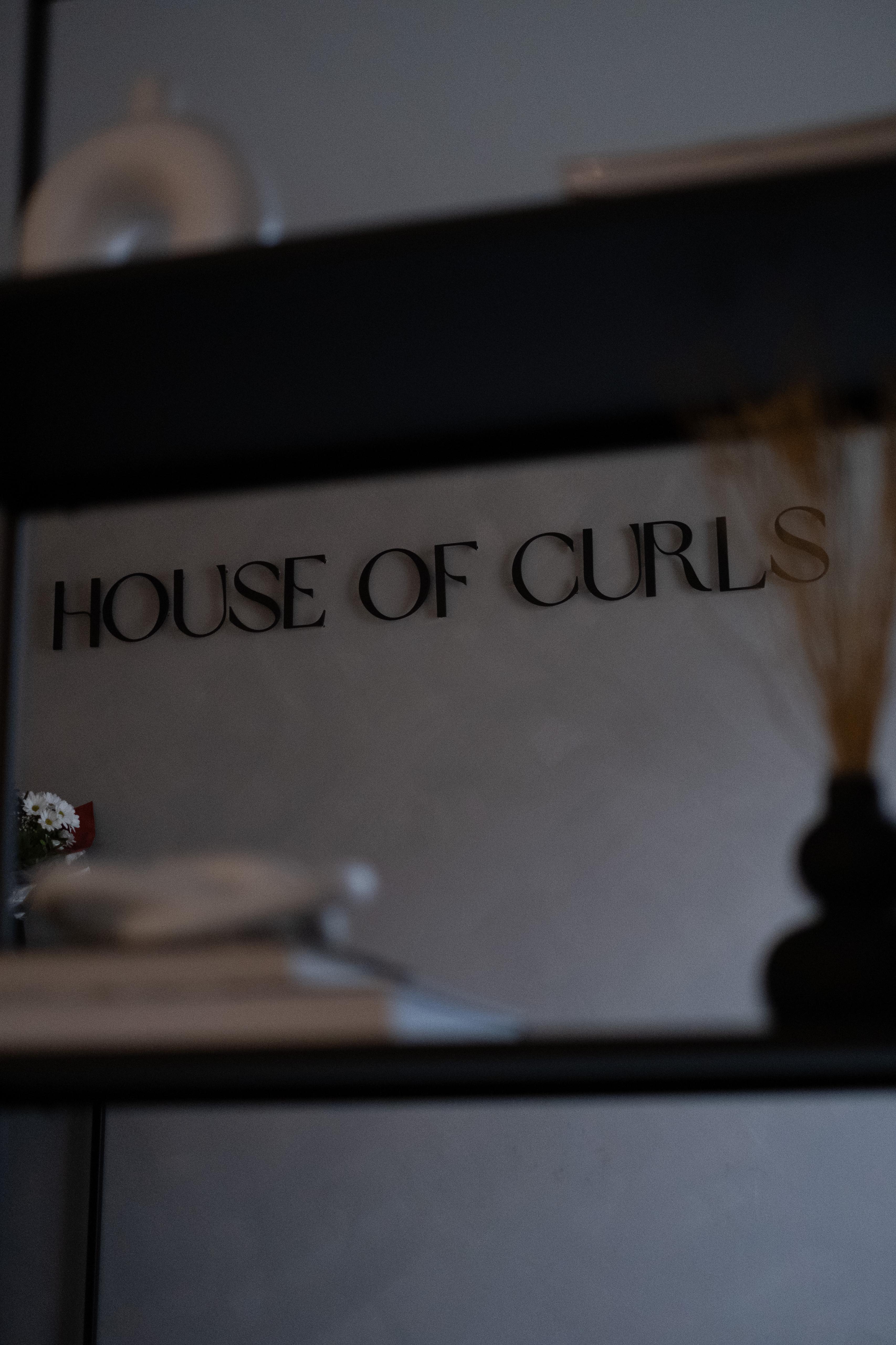 Schriftzug House of Curls im Salon